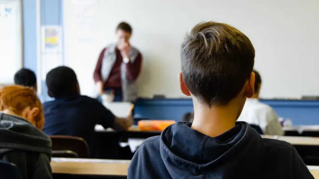 Skolēni mācību stundā klasē seko līdzi skolotāja sniegtajai mācību vielai.