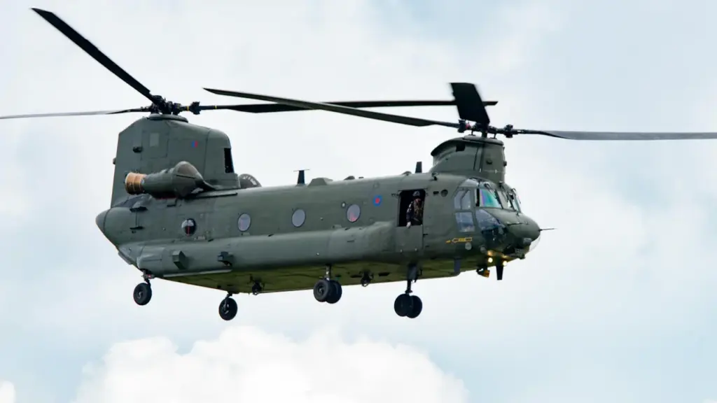 Militārais helikopters lidojumā virs Daugavpils reģiona plānoto sabiedroto spēku mācību laikā.