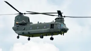 Militārais helikopters lidojumā virs Daugavpils reģiona plānoto sabiedroto spēku mācību laikā.