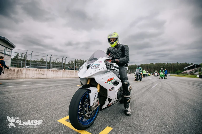 Jelgavnieks Vinniņš uzvar Biķernieku superbike braucienā