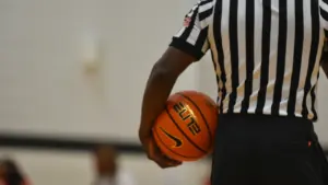 Tiesnesis tur basketbola bumbu sporta zāles laukumā pirms svarīgas basketbola spēles.