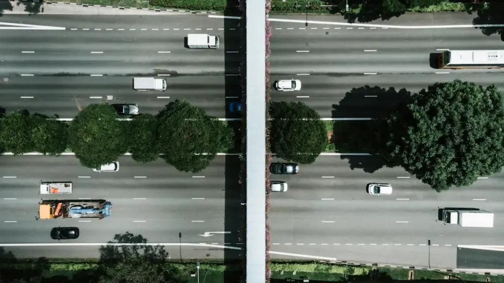 No skatpunkta no augšas redzama automašīnu plūsma uz modernizēta ceļa posma Ventspilī.