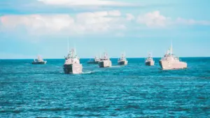 Vairāki militārie kuģi pārvietojas pa jūru NATO mācību BALTOPS laikā.