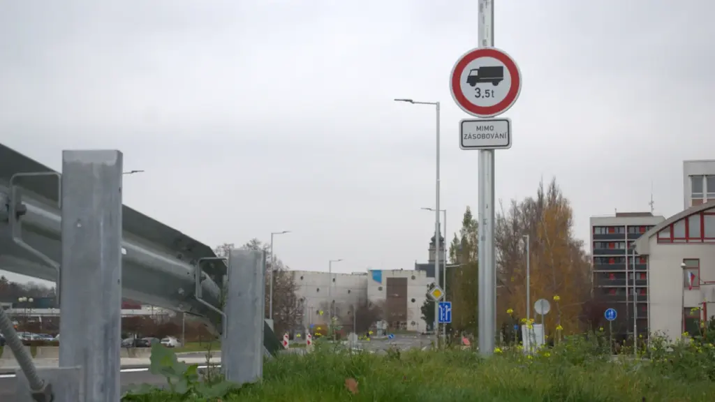 Ceļa zīme ar kravas automašīnu svara ierobežojumu pie pārbūvējama ceļa posma.