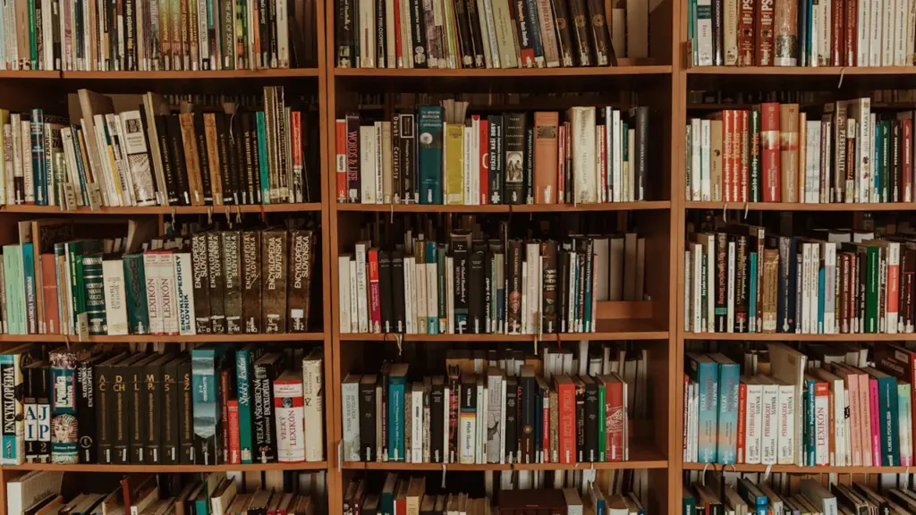 Plaukts ar daudzām dažādām grāmatām bibliotēkā, gatavojoties jauno grāmatu dienai.