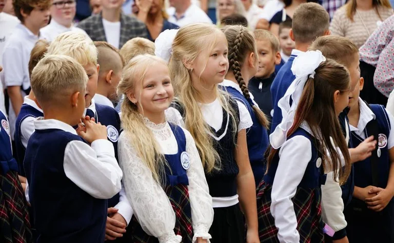 Zinību diena Daugavpilī: svētki skolēniem Centrālajā parkā
